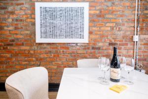 1004 - Spacious 2Brdm City-Center Apt with Parking