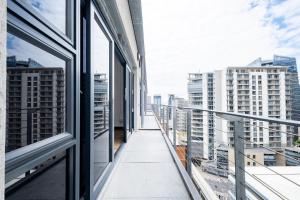 1004 - Spacious 2Brdm City-Center Apt with Parking