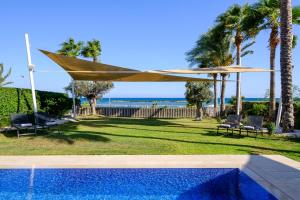 Villa Goldfish - 5BR Beachfront Luxury with Pool & Jacuzzi