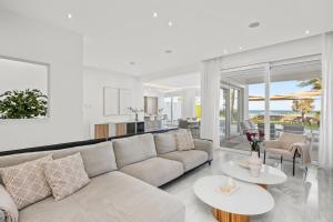 Villa Goldfish - 5BR Beachfront Luxury with Pool & Jacuzzi