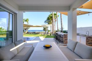 On-the-Sand Beachfront Villa - Pool & Rooftop Jacuzzi