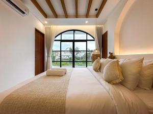 Casa Petak 11 - Luxury Haven with Jacuzzi, Rooftop & Tropical Vibes in Pererenan