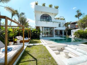 Casa Petak 11 - Luxury Haven with Jacuzzi, Rooftop & Tropical Vibes in Pererenan