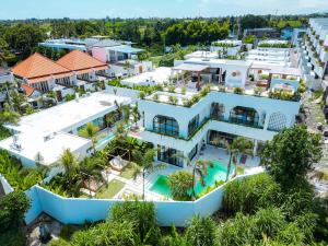 Casa Petak 11 - Luxury Haven with Jacuzzi, Rooftop & Tropical Vibes in Pererenan