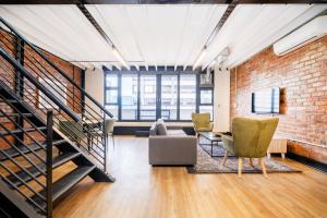 1006 - Spacious 2Brdm City-Center Apt with Parking