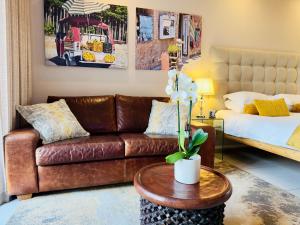 Menlyn Maine Residences - Napoli with king sized bed