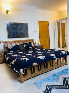 Gulshan Elegant Center 3 BR AC Flat Near Cafes & Shops Heart of Gulshan