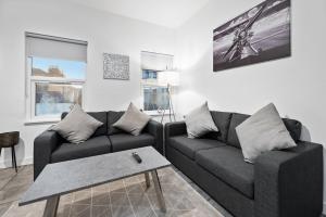 West Ealing Serviced Apts- 2 Bedroom 2 Bath Parking Near Station with Off Street Parking By 360Stays