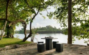 Villa by the River in Ambalangoda-Starflower Villa