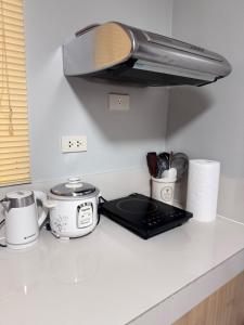 Top-Floor 2Bedroom Condo in Cebu City with Pool - Free Fast&Unli Wi-Fi Netflix plus Complete Kitchen