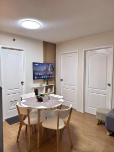 Top-Floor 2Bedroom Condo in Cebu City with Pool - Free Fast&Unli Wi-Fi Netflix plus Complete Kitchen