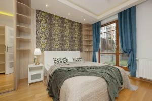 Beautiful Apartment with Spacious Terrace by Noclegi Renters