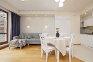 Beautiful Apartment with Spacious Terrace by Noclegi Renters