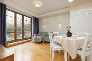 Beautiful Apartment with Spacious Terrace by Noclegi Renters