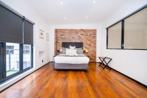 1002 - Spacious & Central 2-Bdrm Apt with Parking