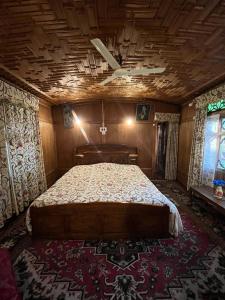 Houseboat Young Kabul