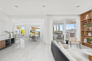 On-the-Sand Beachfront Villa - Pool & Rooftop Jacuzzi