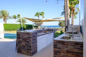 On-the-Sand Beachfront Villa - Pool & Rooftop Jacuzzi