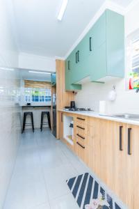 2BR Airport Boutique Apt - Ideal for Transit, Layovers, Delayed Flights- 10 Min From Airport