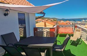 Awesome Apartment In Tkon With House Sea View