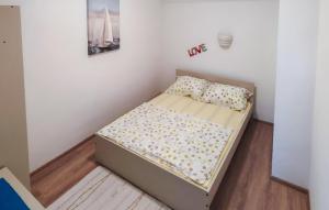 Awesome Apartment In Tkon With House Sea View