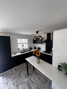 3BR Detached Home, Driveway & Large Rear Garden