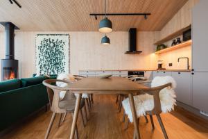 Moderni puuhuvila erämaan reunalla Kiilopäällä