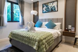 Serenity lux Pool Villa in Jomtien 5BR & 5 Mins to Beach 豪華五臥泳池別墅 5分鐘到達中天海灘