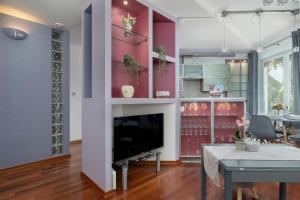 Grey and Pink Two Bedroom Apartment in Cracow with Parking, Desk, Terrace and Bathtub by Noclegi Renters