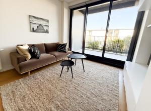 Urban Erskine-Bright and Modern 2 bedrooms apartment