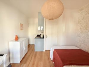 M090 Marquer Joli Studio avec balcon