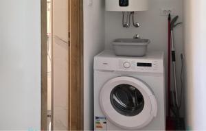 1 Bedroom Cozy Apartment In Karlobag