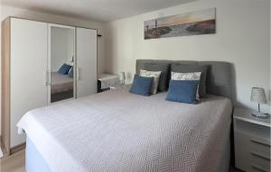 1 Bedroom Cozy Apartment In Karlobag