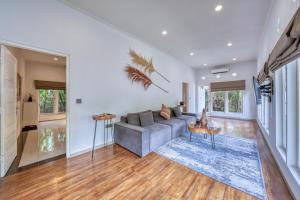 Spacious Villa with Pool & Garden - Central Location