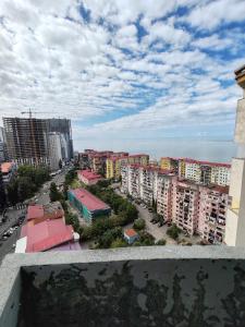 Сдаётся кваритра в Батуми от собственника студия от моря 100м высокий этаж вид на море и горы рядом ТЦ Гранд молл и Аквапарк хорошое распо?