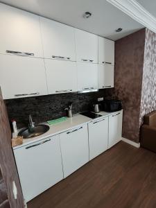 Сдаётся кваритра в Батуми от собственника студия от моря 100м высокий этаж вид на море и горы рядом ТЦ Гранд молл и Аквапарк хорошое распо?