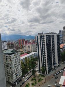 Сдаётся кваритра в Батуми от собственника студия от моря 100м высокий этаж вид на море и горы рядом ТЦ Гранд молл и Аквапарк хорошое распо?