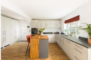 Pass the Keys Blossom Tree Cottage Garden Parking