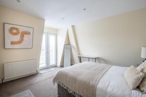 Spacious 3 Bed Apartment in London CRC