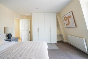 Spacious 3 Bed Apartment in London CRC