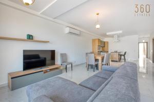 A 2BR designer seafront home with Wifi, AC and Beach by 360 Estates