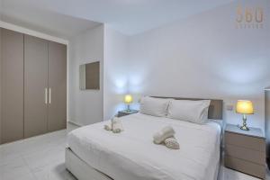 A 2BR designer seafront home with Wifi, AC and Beach by 360 Estates