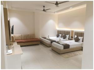 Hotel Premium Rudram Atithi Niwas Varanasi, Near Kashi Vishwanath Temple And Ganga Ghat- Fully Air conditioned & Spacious Room - Prime Location Book It Early