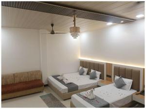 Hotel Premium Rudram Atithi Niwas Varanasi, Near Kashi Vishwanath Temple And Ganga Ghat- Fully Air conditioned & Spacious Room - Prime Location Book It Early