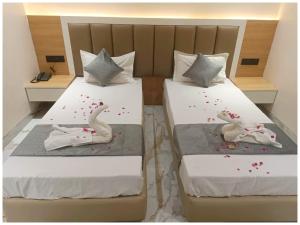 Hotel Premium Rudram Atithi Niwas Varanasi, Near Kashi Vishwanath Temple And Ganga Ghat- Fully Air conditioned & Spacious Room - Prime Location Book It Early