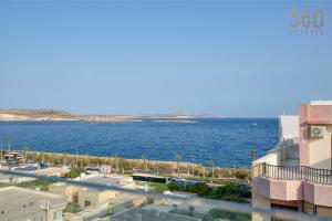 A 2BR designer seafront home with Wifi, AC and Beach by 360 Estates