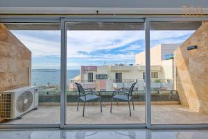 A 2BR designer seafront home with Wifi, AC and Beach by 360 Estates
