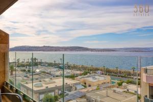 A 2BR designer seafront home with Wifi, AC and Beach by 360 Estates