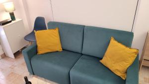 ESTUDIO junto playa Poniente con piscina