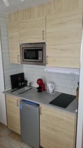 ESTUDIO junto playa Poniente con piscina